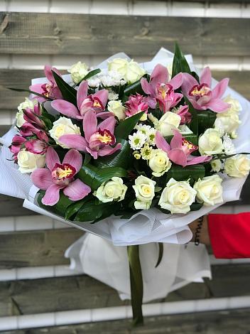 Букет цветов из: Розы и Хризантемы в Первомайское Ленинградская область